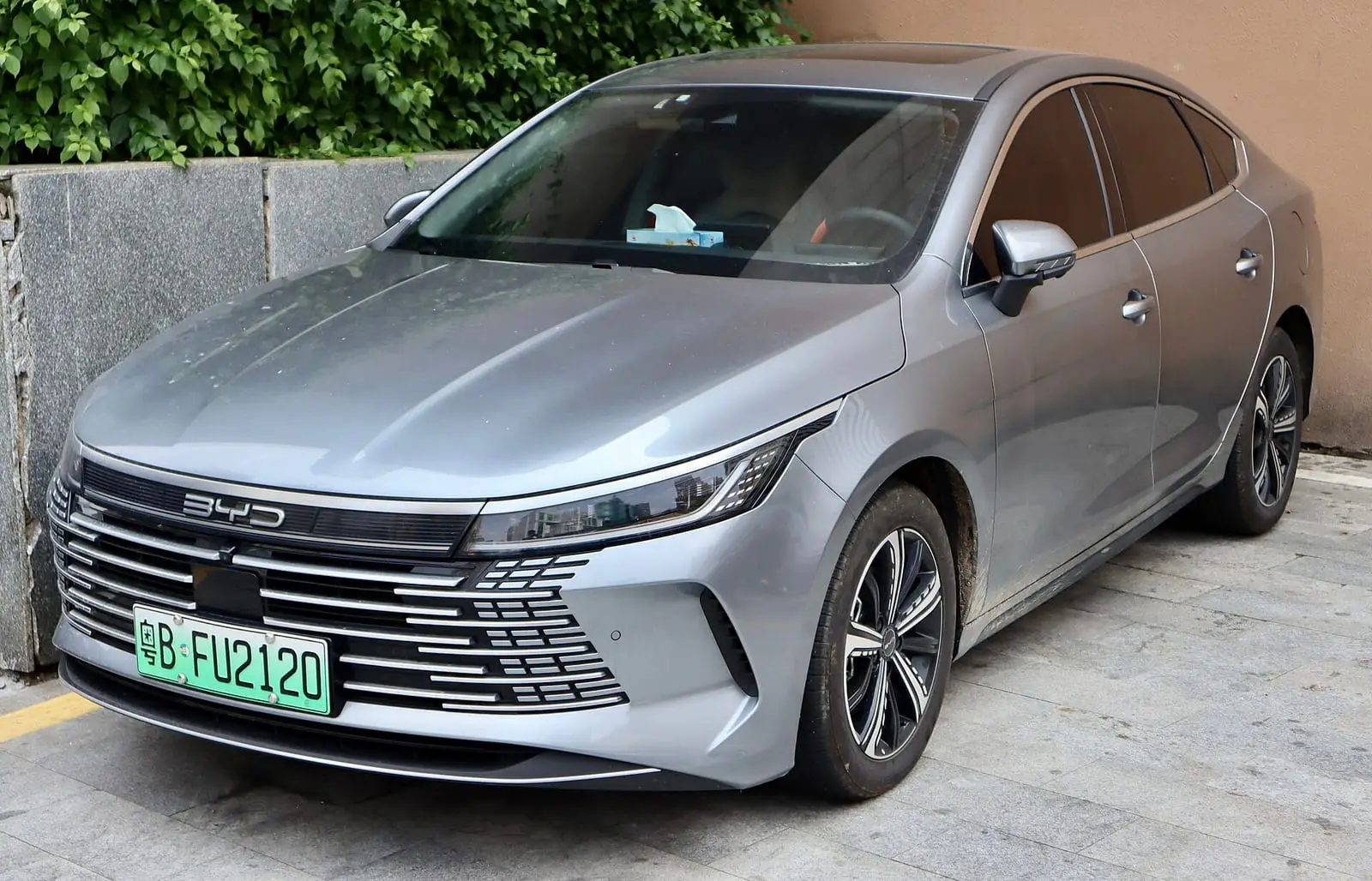 Sedán BYD Destroyer 05 plateado, visto de frente y de lado