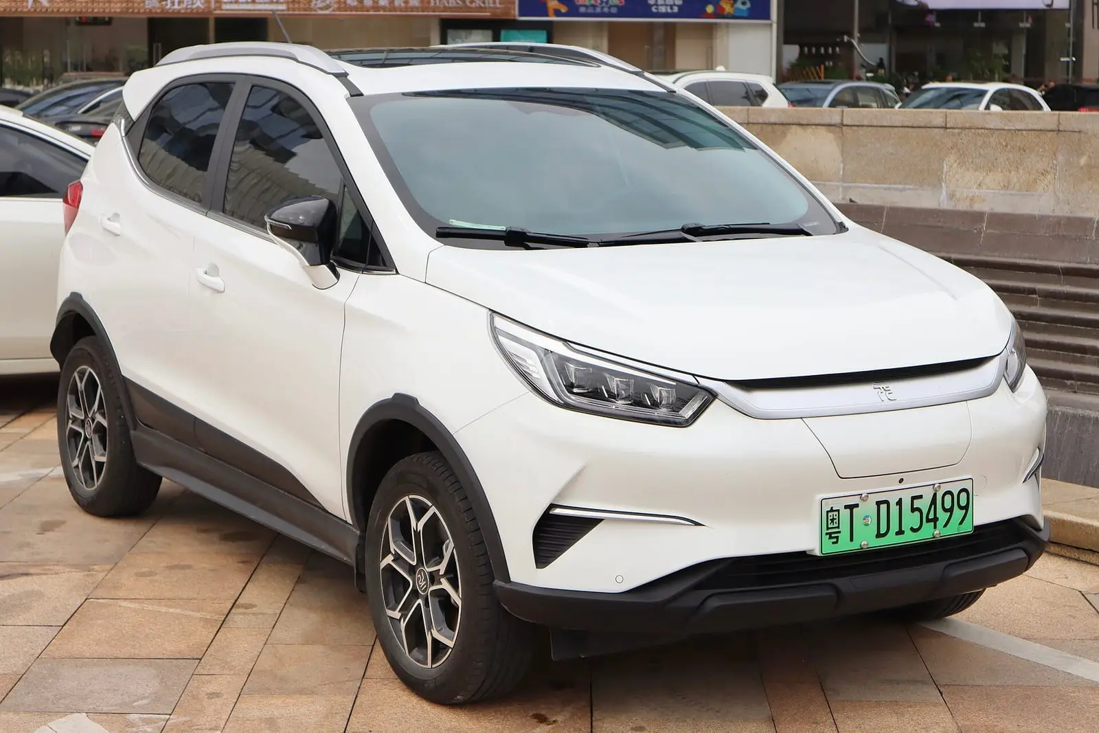 SUV compacta BYD Yuan Pro blanca, vista de frente y de lado