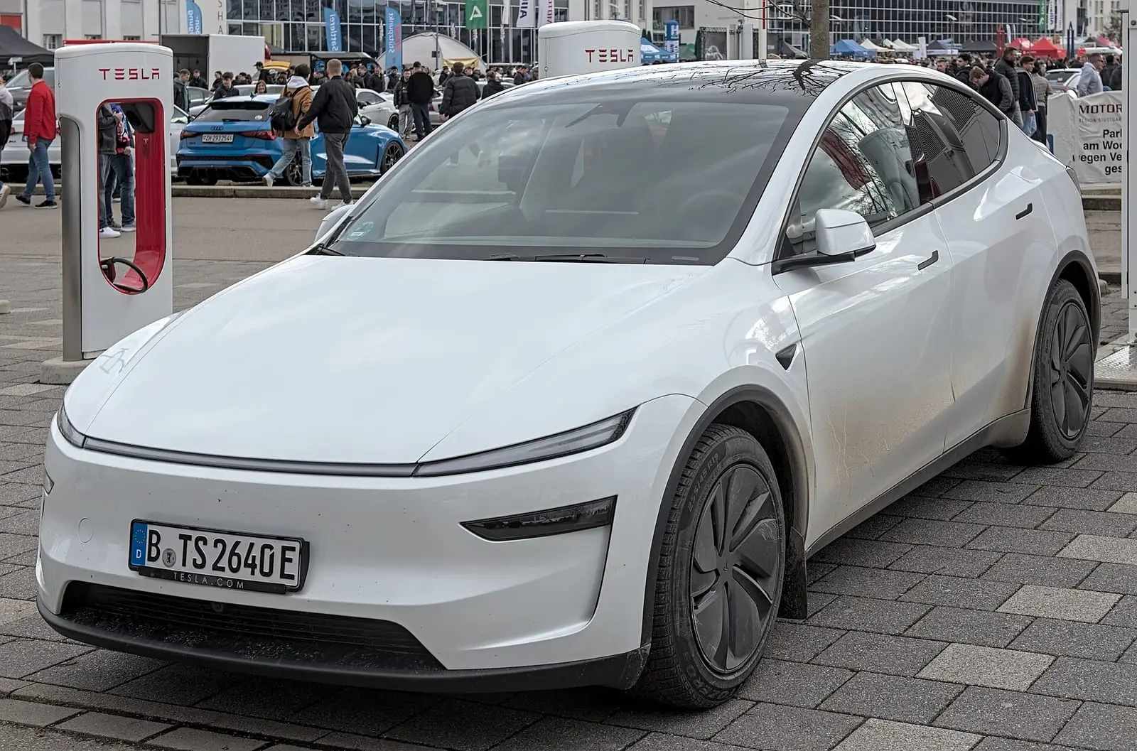 Tesla Model Y 2025 blanco, visto de frente y de lado